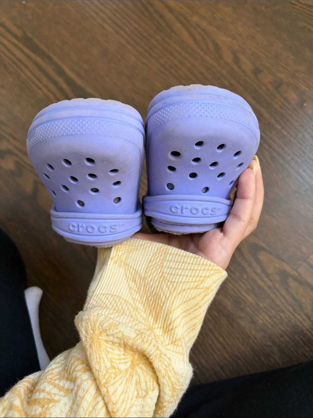 CROCS Kids Lavender Faux-Fur Lined Clogs. C8